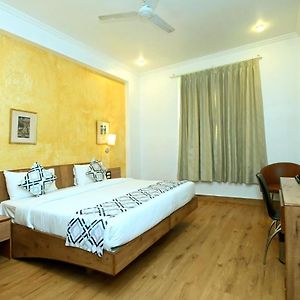 Hotel Yulia- Le Amour Inn